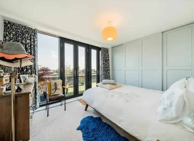 Two Double Bedroom Apartment with Large Roof Terrace City Views