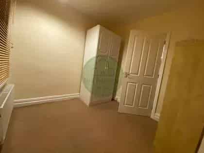 2 Room 37m² Flat Leeds - Spacious Top Floor Part Furnished