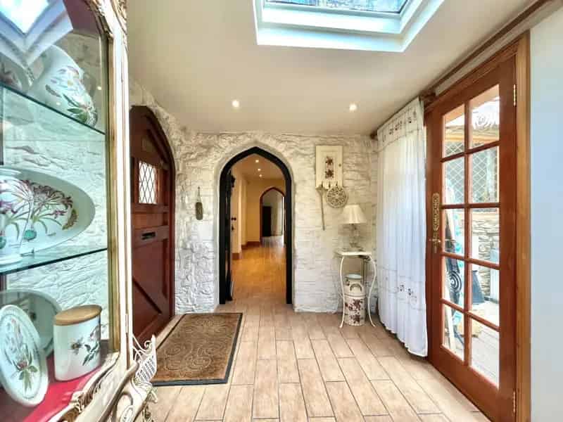 5 Bedroom Semi-Detached Grade II Listed Cottage Bedford