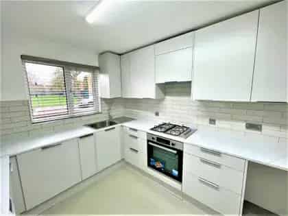 3 Bedroom House London  Newly Refurbished Garden Parking