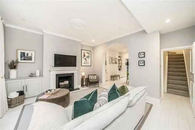 Flat for sale in Cambridge Street, London SW1V