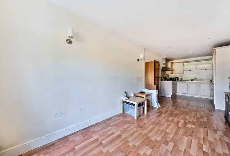 1 Bedroom Apartment Near Sevenoaks Station - First Time Buyer/Investment