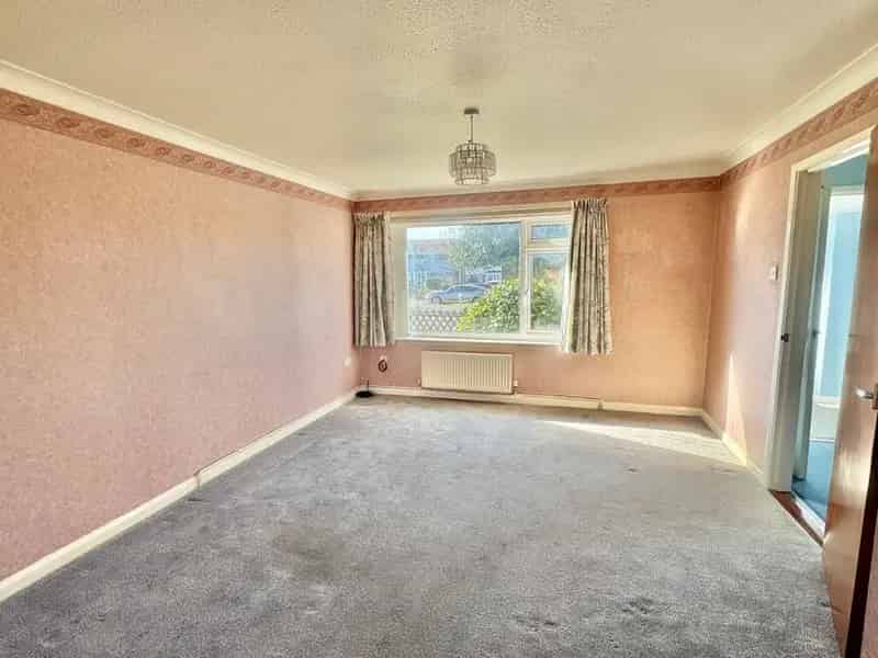 3 Bedroom Semi Detached House Folkestone Kent