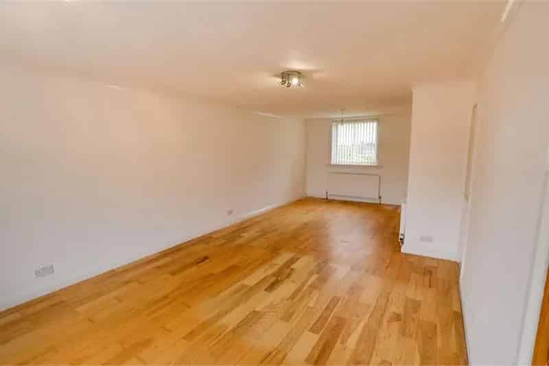 3 Bed Maisonette Flat Kilwinning Near Amenities