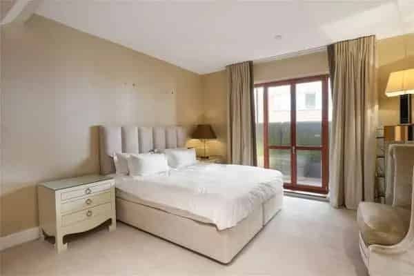 Spacious 2-Bed Apartment in Knightsbridge with Terrace and Amenities