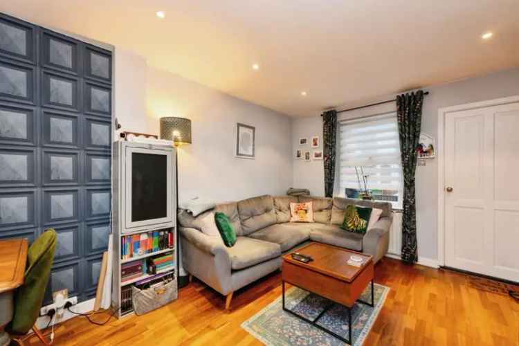 Victorian Cottage Near Rye House Station Two Double Bedrooms