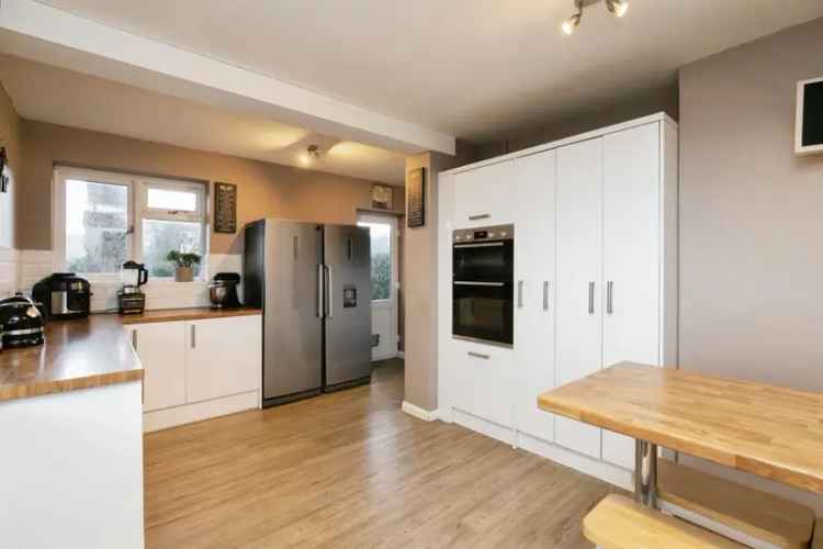 5 Bed Family Home Cinema Room Modern Kitchen Large Garden