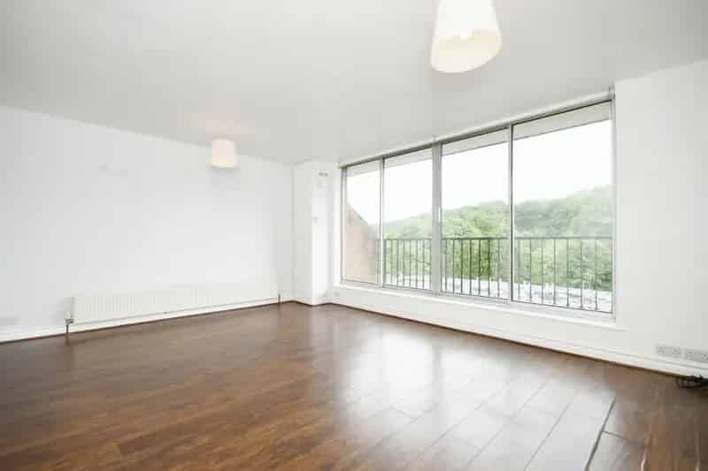 1 Bed Flat for Sale - Balcony, Garage, Chain Free