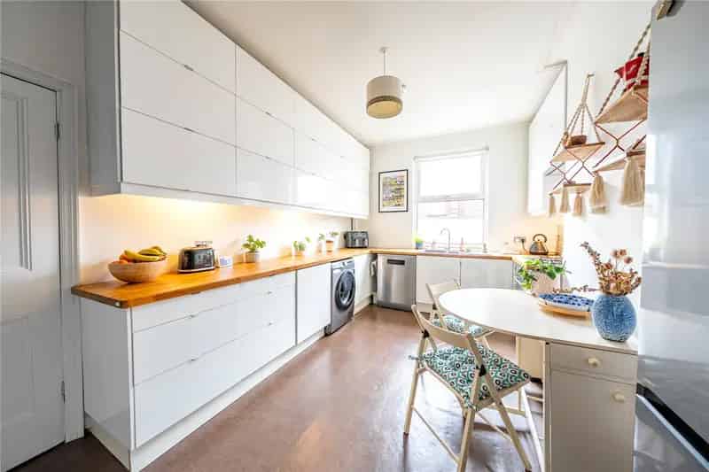Spacious 2-Bed Duplex Apartment Near Street Lane