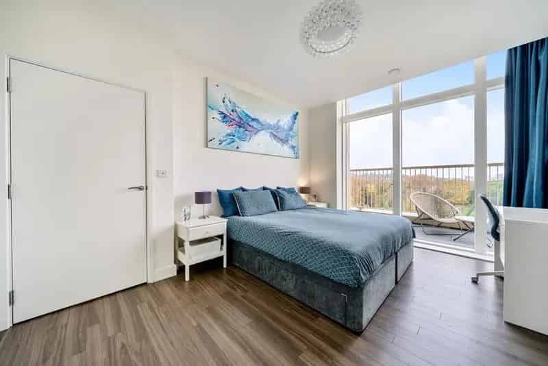Luxury Two-Bedroom Penthouse with 52ft Terrace London Skyline Views