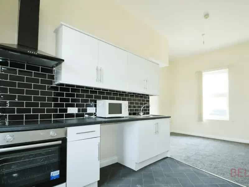 2 Bed Flat Nottingham NG6 Modern Kitchen Parking Close to Tram