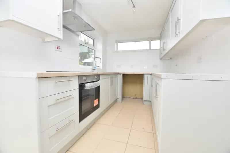 3 Bedroom Bungalow To Let - New Kitchen & Decor