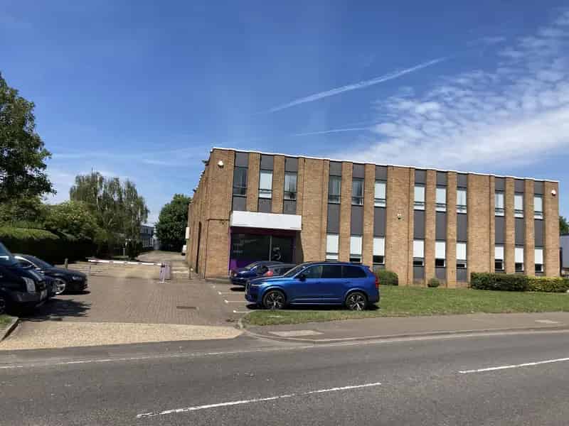 Watford Business Unit: Modern Office Space with Ample Parking and M1/M25 Access