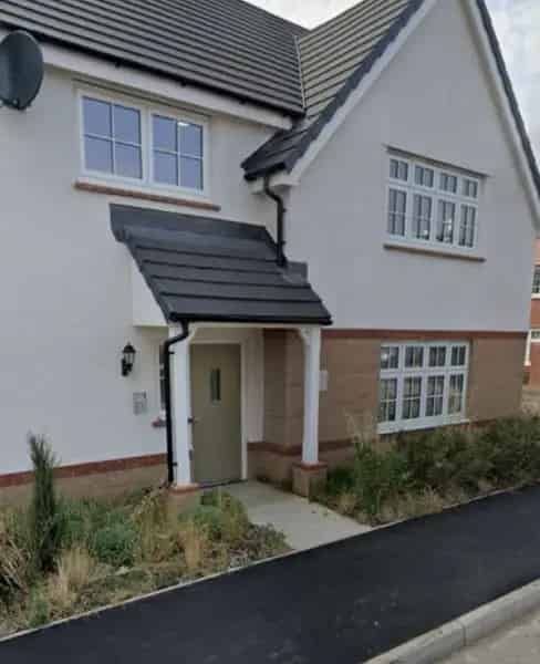 Large 2 Bed Ground Floor Flat Near M32