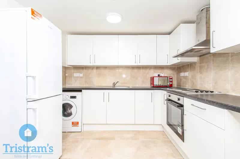 5 Bedroom 3 Bathroom Luxury Furnished Apartment Near City Centre