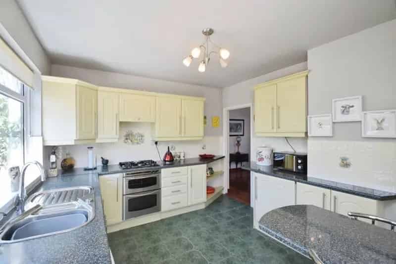 3 Bedroom Detached House For Sale - No Onward Chain