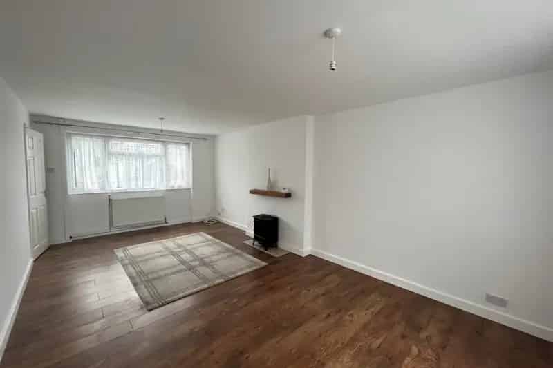 3 Bed Semi-Detached House with Garden