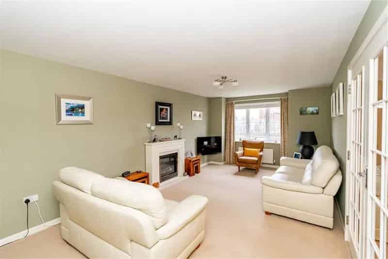 5 Bed House - Detached with 2 Reception Rooms