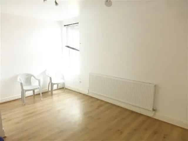 Upper Floor One Bed Flat Near Langley High Street