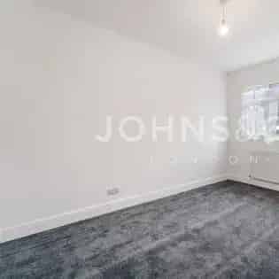 2 Bedroom House with Private Garden - Recently Renovated
