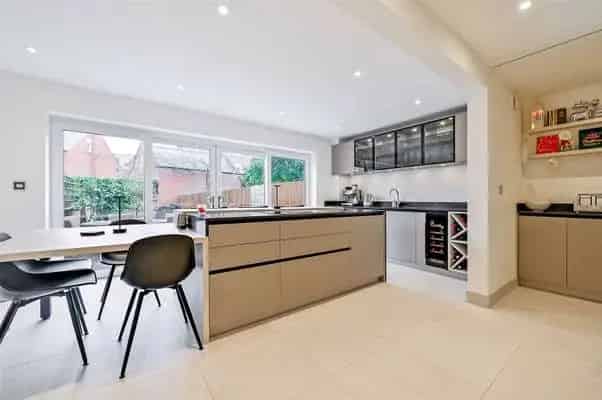 Modern Townhouse in Imperial Park Windsor Family Home