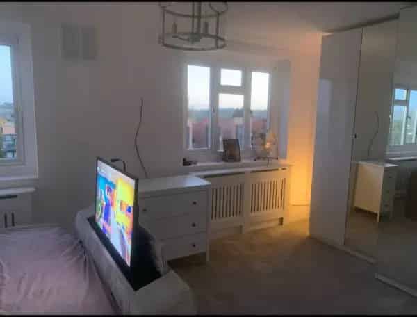 2 Bedroom Maisonette Near Station Shops