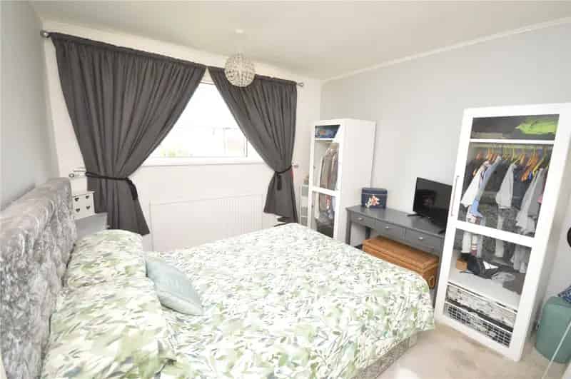 Spacious 3-Bedroom Terrace House Near M62 M1 Motorway