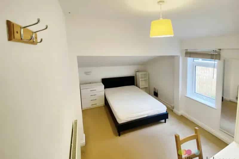 2 Bed Terraced Flat End of June Available Family Home Garden BBQ