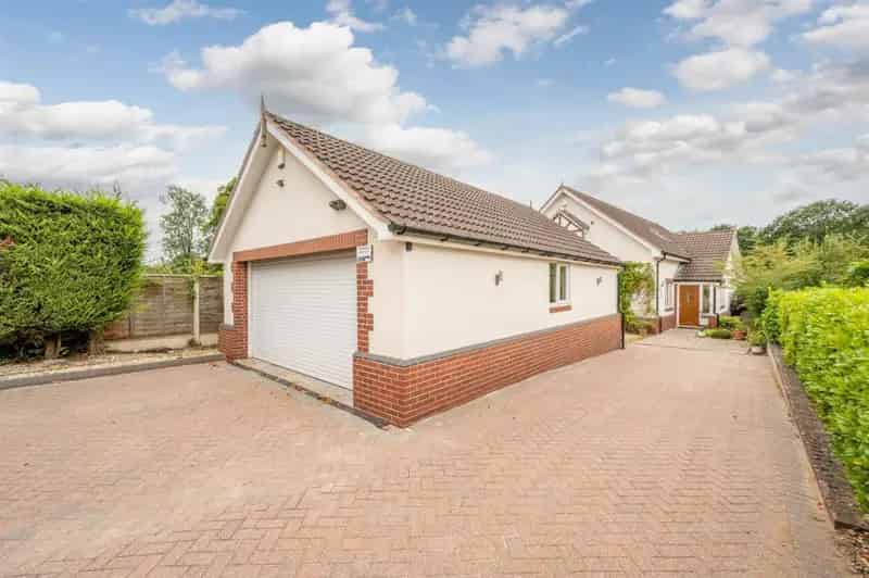4 Bedroom Detached House with Canal Views and Private Moorings