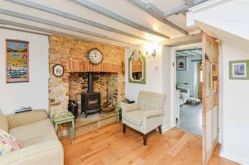Cozy 2-Bed House with Garden and 2 Fireplaces