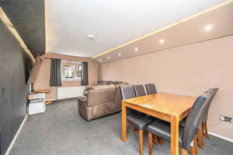 2 Bed Semi Detached House with Garden and Parking