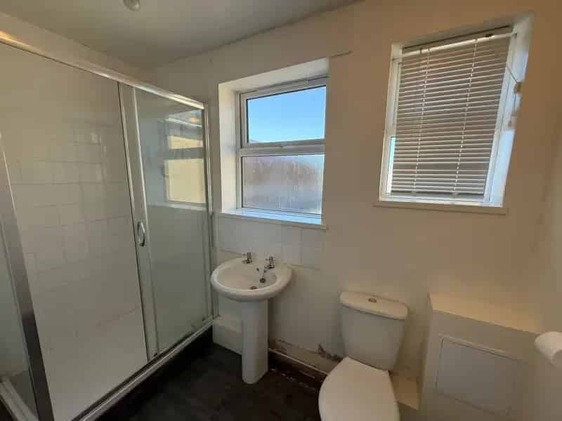 Spacious 1-Bedroom Flat with Private Entrance - Ideal for Commuters