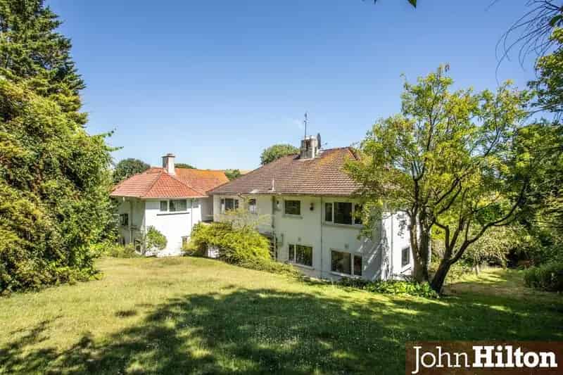 6 Bedroom Detached House For Sale