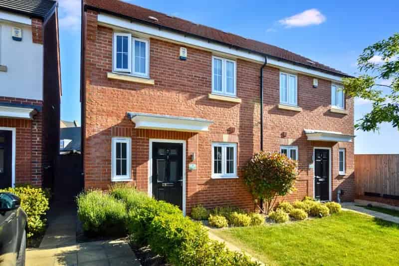 3 Bedroom Semi Detached House with Garden and En Suite