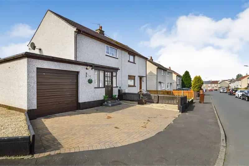 2 Bed Semi Detached House with Garage and Driveway Parking