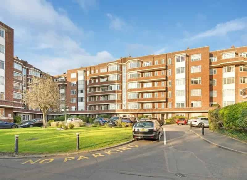 Bright Belsize Park 2-Bedroom Apartment with Stunning Views