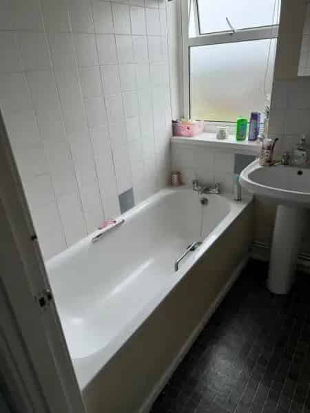 2 Bedroom Top Floor Flat Spacious Garden Double Glazing