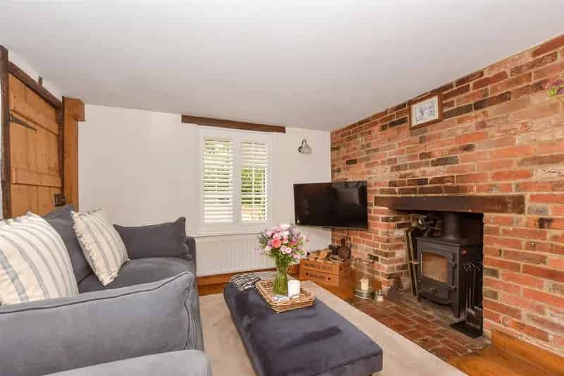 3 Bedroom Semi-Detached House For Sale Woodchurch