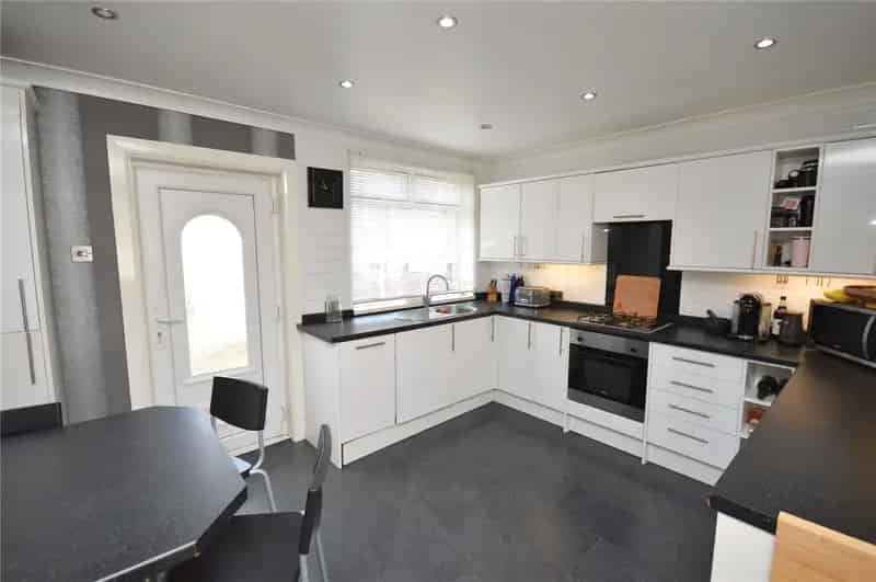 Two Bedroom Through Terrace House Near M62 and M1