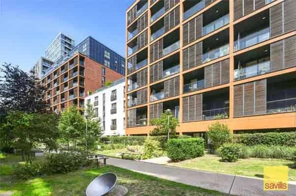 1 Bedroom Apartment with Balcony and Canary Wharf Views