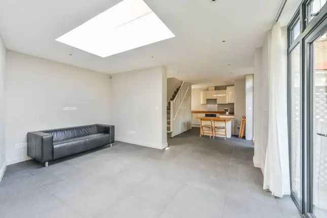 Flat to rent in Old Park Avenue, Nightingale Triangle, London SW12