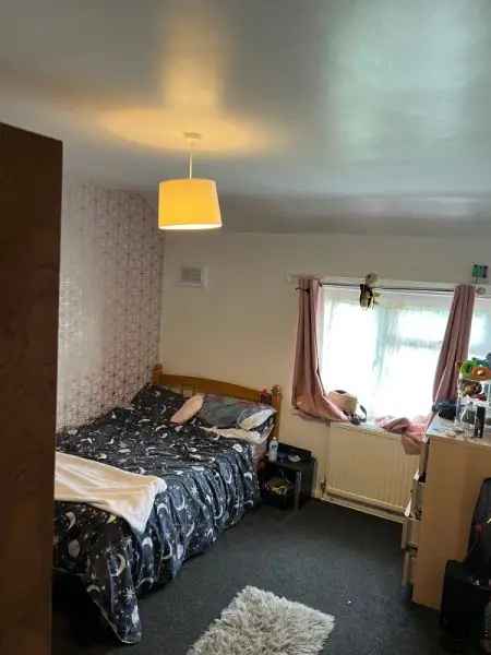 Flat For Rent in Ashfield, England