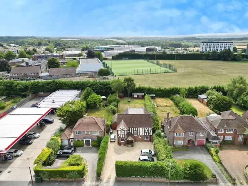 5 Bedroom Detached House With Garden and Garage