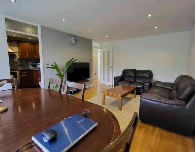 2 Bedroom Apartment with Garage Near Schools