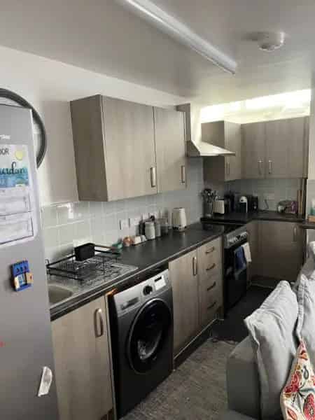 2 Bed Ground Floor Flat Near Shops and Transport