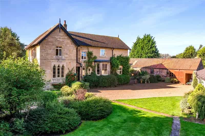 6 Bedroom Semi-Detached House with Equestrian Facilities Church Fenton