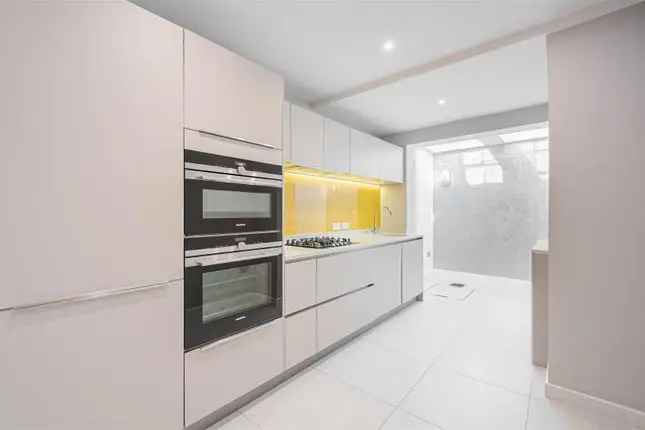 Flat for sale in Draycott Avenue, London SW3