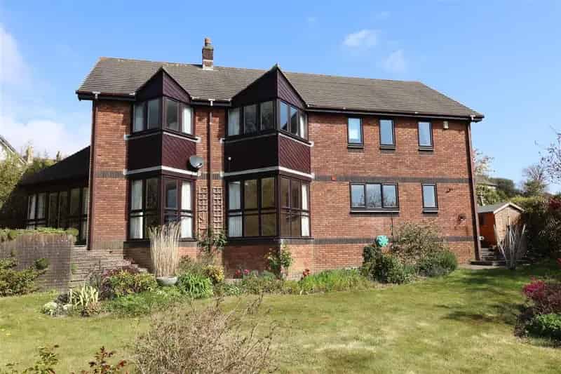 4 Bedroom Detached House To Rent