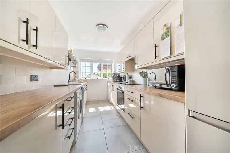 Rothwell 2-Bedroom Bungalow - Renovated Home Near Park
