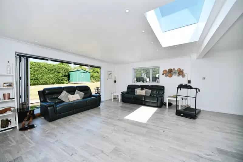 6 Bedroom Family Home Extended Open Plan Living West Facing Garden